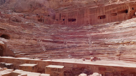 Schwenkaufnahme-Eines-Leeren-Petra-Theaters,-Das-Zum-UNESCO-Weltkulturerbe-Gehört