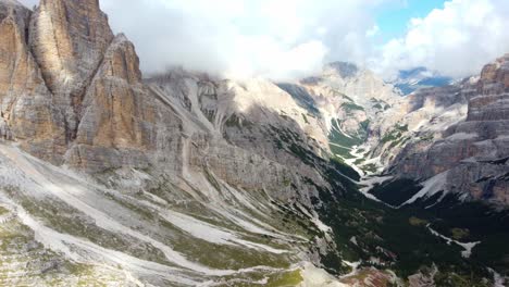 Spectacular-drone-panoramic-of-valley-and-mountain-peak-of-Punta-Fanes-Sud,-Dolomites