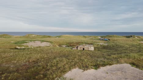 Panorama-Completo-De-La-Batería-Costera-De-Klitmöller,-Un-Búnker-De-Playa-En-Dinamarca---órbita-De-Drones