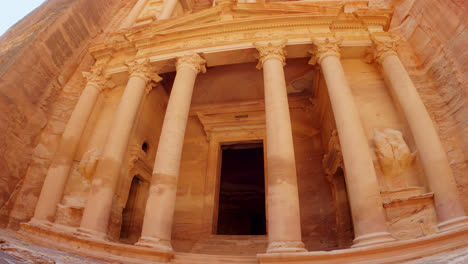 Close-up-shot-of-the-ancient-ruins-of-The-Treasury-in-Petra,-Jordan