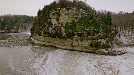 Drone-video-of-starved-rock-area-with-frozen-river