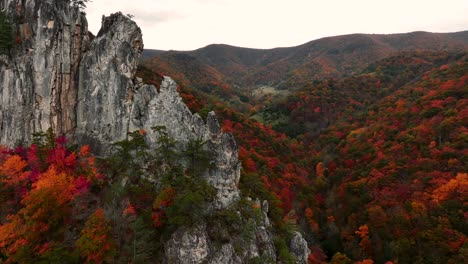 Drohnenaufnahmen-Von-Seneca-Rocks-In-West-Virginia-Während-Des-Herbstlaubs