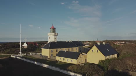 Hanstholm-Fyr,-Dänemark-–-Der-Leuchtturm-Liegt-Eingebettet-In-Eine-Lebendige-Und-Grüne-Landschaft-–-Drohne-Fliegt-Vorwärts