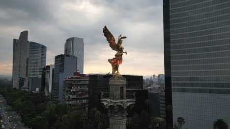 Kurzer-Blick-Auf-Die-Linke-Seite-Des-Engels-Der-Unabhängigkeit,-Mexiko-Stadt,-Entlang-Des-Paseo-De-La-Reforma