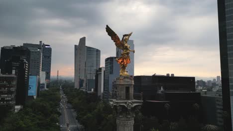 Drohnenvideo-Mit-Dem-Engel-Der-Unabhängigkeit-Mit-Der-Markanten-Allee-Paseo-De-La-Reforma-Im-Hintergrund,-Mexiko-Stadt