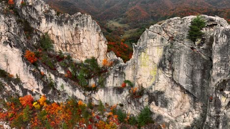 Drohnenaufnahmen-Von-Seneca-Rocks-In-West-Virginia-Während-Des-Herbstlaubs