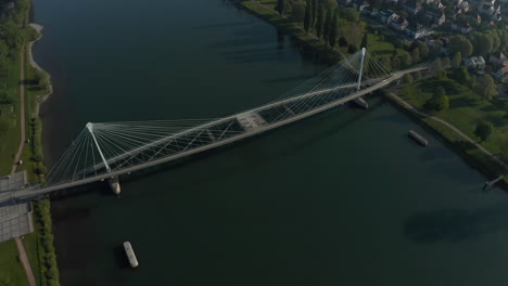 Annäherung-An-Eine-Brücke-Aus-Der-Vogelperspektive-über-Den-Rhein,-Die-Im-Sommer-Frankreich-Mit-Deutschland-Verbindet