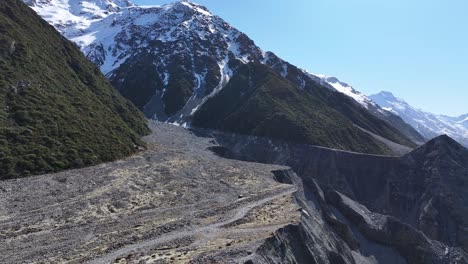 Vista-Panorámica-De-La-Erosión-Masiva-Y-El-Valle-Glaciar,-Altas-Montañas-De-Nueva-Zelanda,-Lago-Tasman