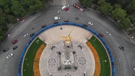 Angel-of-Independence-and-its-roundabout,-cars-pass-along-Paseo-de-la-Reforma-avenue