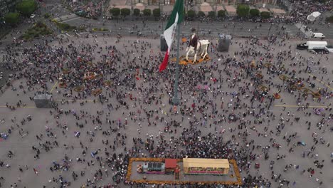 Luftaufnahme-Des-Dia-De-Muertos-Mit-Menschenmassen-Im-Historischen-Zentrum-Von-Mexiko-Stadt