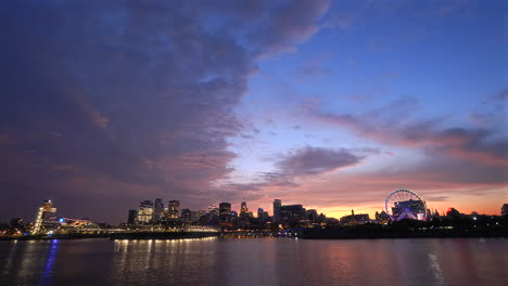 Alter-Hafen-Von-Montreal-Mit-Riesenrad-Und-Gebäuden-Bei-Nacht,-Sonnenuntergang,-Blauer-Himmel