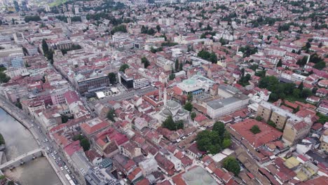 Vista-Aérea-Que-Rodea-Las-Calles-Del-Antiguo-Bazar-De-Bascarsija-Y-La-Mezquita-Gazi-Husrev-beg,-Sarajevo,-Bosnia,-Centro-Histórico-De-La-Ciudad