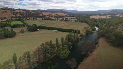Reveal-of-the-Goulburn-River-with-paddocks-and-hills-in-the-background-near-Eildon,-Victoria,-Australia
