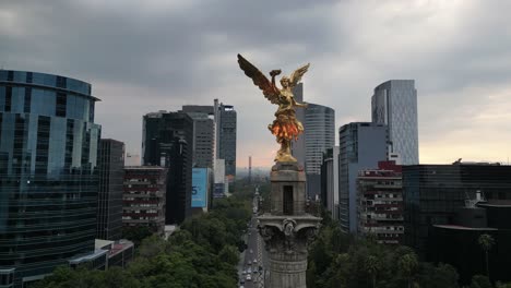 Angel-of-Independence,-surrounded-by-the-buildings-of-Paseo-de-la-Reforma-in-Mexico-City