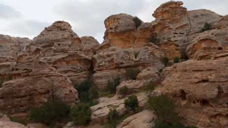 Vista-Panorámica-De-Las-Tumbas-En-Petra,-Jordania