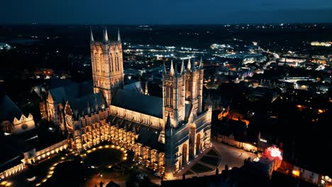 Un-Vídeo-Aéreo-Con-Drones-Captura-La-Famosa-Catedral-De-Lincoln-En-Lincolnshire,-Reino-Unido,-Al-Anochecer,-Mostrando-Su-Majestuosa-Arquitectura-Gótica-Con-Iluminación.