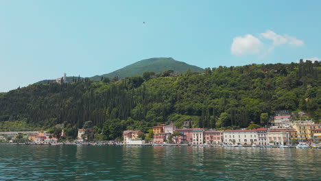 Horizontal-pan-of-the-scenic-coast-line-at-Lake-Garda