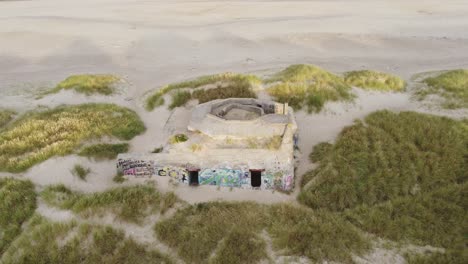 Küstenbatterie-Klitmoller,-Thisted,-Dänemark-–-Eine-Weitreichende-Perspektive-Eines-Küstenbunkers-–-Drohnenumlaufbahn