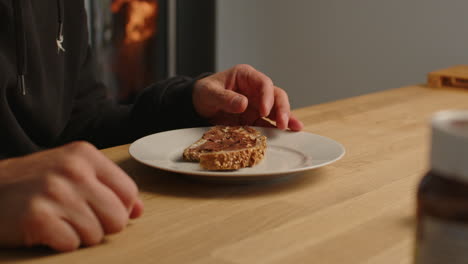 Ein-Stück-Brot-Mit-Schokoladencreme-Essen,-Typisch-Deutsches-Frühstück