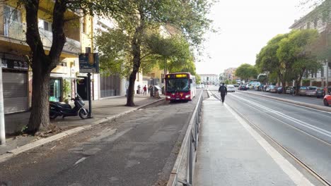 Autobús-Atac-Rojo-Conduciendo-Por-Las-Calles-De-La-Ciudad-De-Roma,-Italia