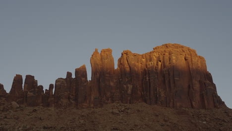 Sonnenaufgang-Im-Zeitraffer,-Bei-Dem-Licht-Auf-Rote-Felsen-In-Der-Wüste-Von-Moab,-Utah,-Trifft