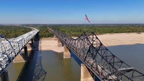 Puente-Ferroviario-Con-Bandera-Americana-Ondeando-Sobre-El-Río-Mississippi-En-Vicksburg-Mississippi