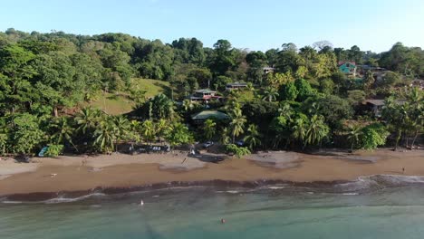 Vista-De-Drones-En-La-Playa-De-Costa-Rica-Que-Muestra-El-Mar,-La-Costa-Y-El-Bosque-De-Palmeras-En-El-Parque-Nacional-Corcovado-En-La-Península-De-Osa-En-Un-Día-Soleado-En-El-Océano-Pacífico