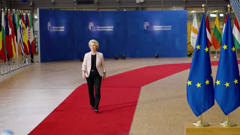 La-Presidenta-De-La-Comisión-Europea,-Ursula-Von-Der-Leyen,-Camina-Por-La-Alfombra-Roja-En-La-Cumbre-Del-Consejo-Europeo-En-Bruselas,-Bélgica,-En-Cámara-Lenta.