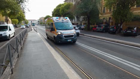 Ambulancia-Corriendo-Al-Hospital-Con-Un-Pasajero-Herido-Y-Enfermo-En-Roma,-Italia