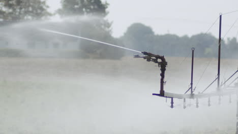 Bewässerung-Der-Felder-Mit-Einer-Automatischen-Bewässerungsmaschine,-Mittag
