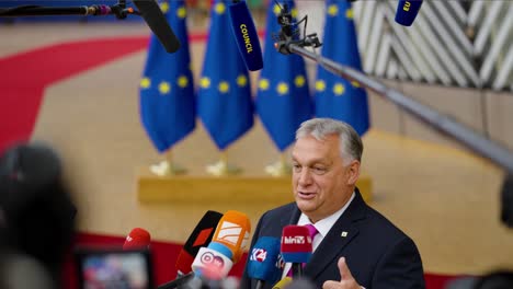 Der-Ungarische-Premierminister-Viktor-Orbán-Streckt-Seinen-Daumen-Nach-Oben-Und-Lächelt-Beim-Gipfeltreffen-Des-Europäischen-Rates-In-Brüssel,-Belgien-–-Zeitlupe