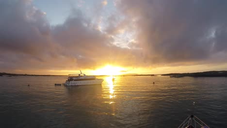 Wunderschöne-Goldene-Stunde-Sonnenuntergang-Ozean-Galapagos-Inseln