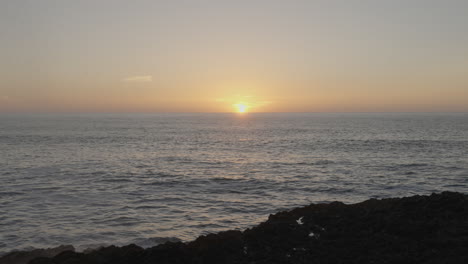 Wellen-Schlagen-Auf-Die-Felsen-Und-Erzeugen-Während-Des-Sonnenuntergangs-In-Ericeira,-Portugal,-Einen-Wasserspritzer
