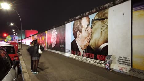 Time-Lapse-of-Famous-Kiss-Mural-at-East-Side-Gallery-in-Berlin-Night