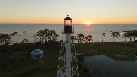 Drohnenvideo-Eines-Sonnenuntergangs,-Der-Durch-Den-Leuchtturm-Von-Cape-San-Blas-In-Port-St.-Zieht