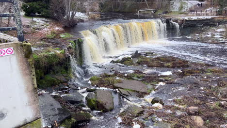 Schaumiges-Braunes-Wasser-Keila-Wasserfall-Estland