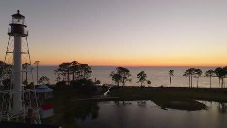 Luftaufnahme-Eines-Wunderschönen-Sonnenuntergangs-Und-Des-Ozeans-Hinter-Dem-Leuchtturm-Von-Cape-San-Blas-In-Port-St