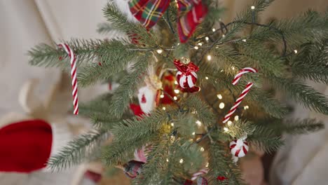 árbol-De-Navidad-Festivo-Con-Decoraciones-Brillantes