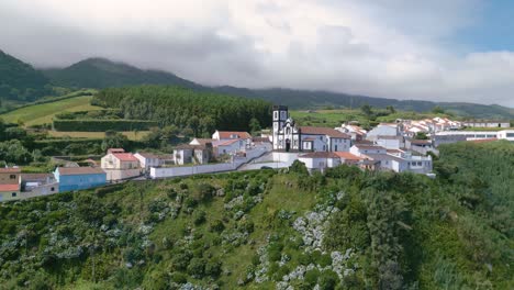 Luftkran-Schoss-über-Die-Gemeinde-Porto-Formoso-Mit-Grüner-Landschaft,-Insel-São-Miguel,-Azoren