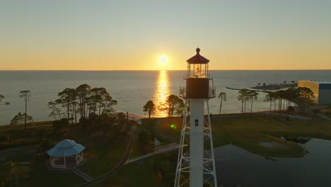Drohnenflug-Eines-Orangefarbenen-Sonnenuntergangs-Und-Wunderschöne-Aussicht-Auf-Die-Küste-Am-Leuchtturm-Von-Cape-San-Blas-In-Port-St