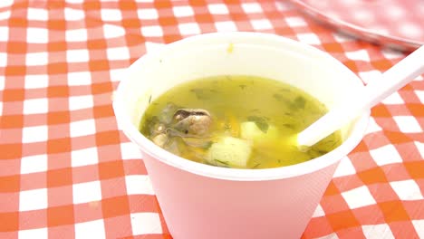 Ein-Topf-Suppe-Für-Bedürftige-Menschen