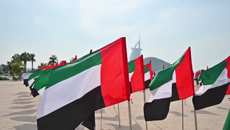 Las-Banderas-De-Los-Emiratos-Árabes-Unidos-Se-Exhiben-En-El-Jardín-De-Banderas-Para-Celebrar-El-Día-De-La-Bandera-De-Los-Emiratos-Árabes-Unidos-En-Dubai,-Emiratos-Árabes-Unidos.