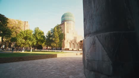 Dentro-De-Samarcanda,-Uzbekistán,-Mezquita-Bibi-Khanum-Construida-Por-Tamerlán-A-Principios-Del-Siglo-XV-22-De-23