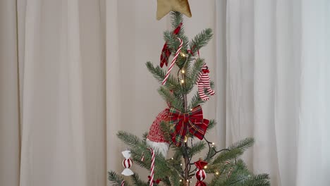 Árbol-De-Navidad-Minimalista-Con-Decoración-De-Lazo-De-Tartán-Y-Tapa-De-Estrella.