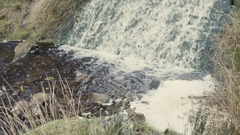 Ein-Kleiner-Künstlicher-Wasserfall-In-Einem-Wald-In-Lancashire,-England
