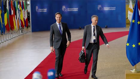 El-Primer-Ministro-Holandés,-Mark-Rutte,-Llega-A-La-Alfombra-Roja-De-La-Cumbre-Del-Consejo-Europeo-En-Bruselas,-Bélgica,-En-Cámara-Lenta.