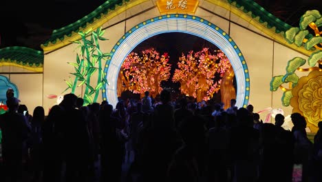 Silhouette-Von-Menschen-In-Gärten-An-Der-Bucht-Mittherbstfest-Beleuchtete-Laternenausstellung-In-Der-Nacht-Neben-Aprikosenhain-In-Singapur