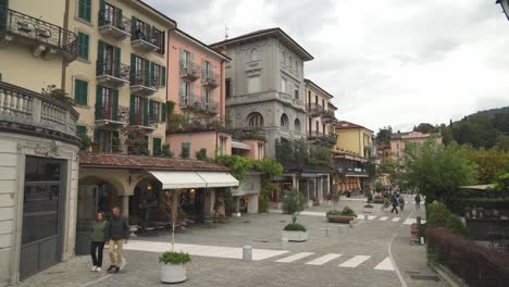 Turistas-Caminando-Por-La-Ciudad-De-Bellagio-Cerca-Del-Lago-Como.