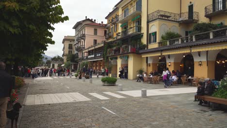 Multitudes-De-Personas-Visitando-La-Ciudad-De-Bellagio,-Cerca-Del-Lago-De-Como.