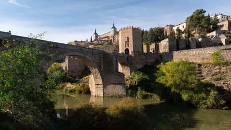 Timelapse-of-Alcantara-Bridge-in-Toledo-Imperial-City,-Spain